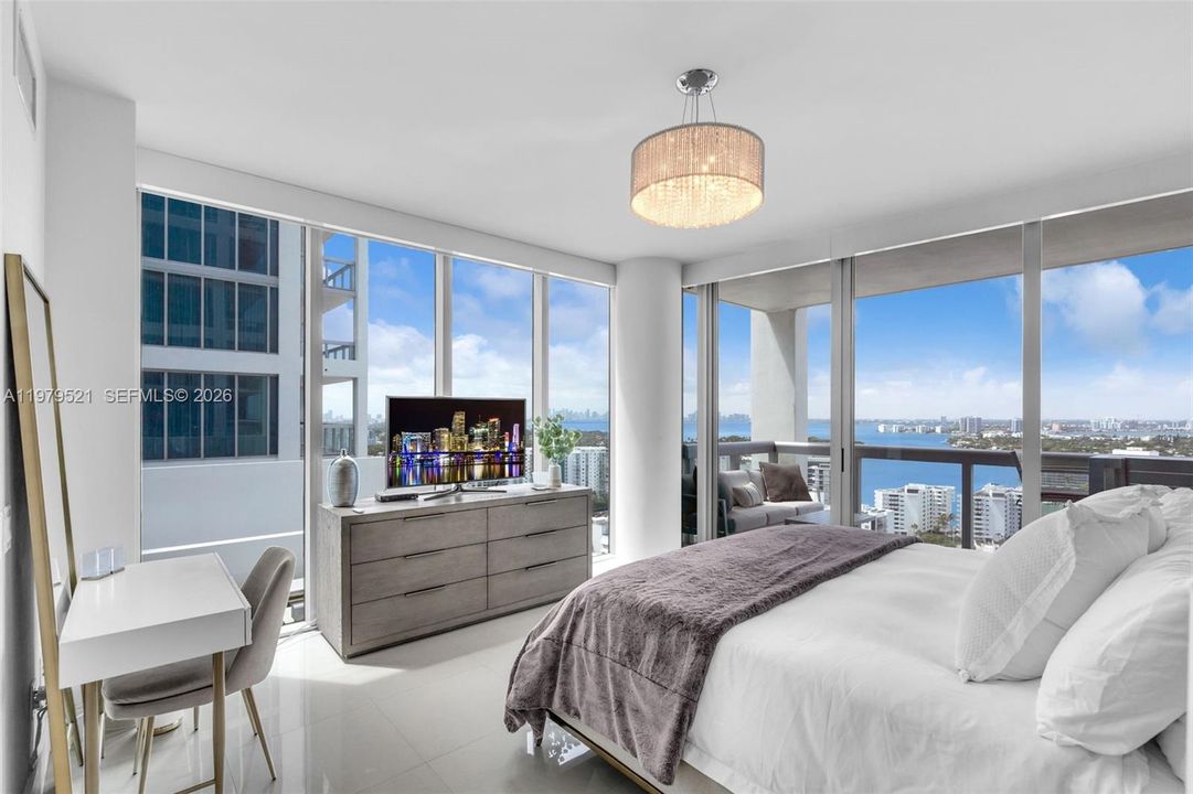 For Sale: $1,740,000 (2 beds, 2 baths, 1375 Square Feet)