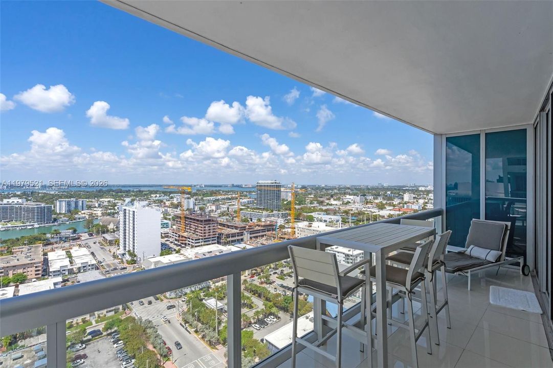 For Sale: $1,740,000 (2 beds, 2 baths, 1375 Square Feet)
