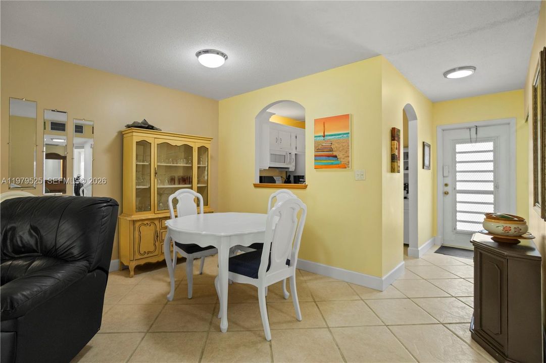 На продажу: $109,900 (2 спален, 2 ванн, 870 Квадратных фут)