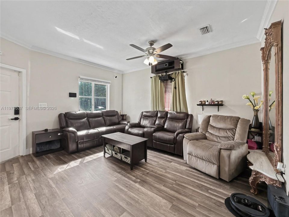 Active With Contract: $300,000 (3 beds, 2 baths, 1518 Square Feet)