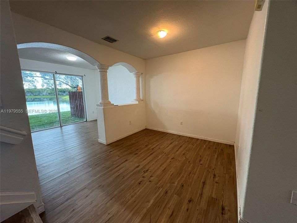 На продажу: $249,000 (3 спален, 3 ванн, 1302 Квадратных фут)
