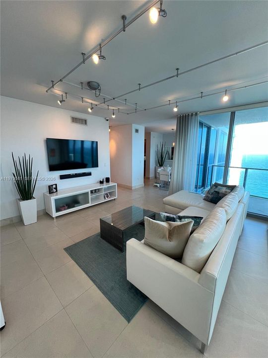 For Sale: $2,090,000 (2 beds, 3 baths, 2308 Square Feet)