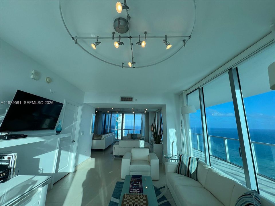 For Sale: $2,090,000 (2 beds, 3 baths, 2308 Square Feet)