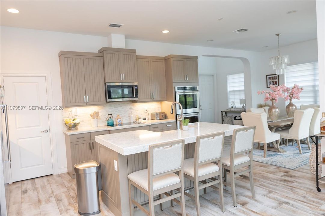 For Rent: $6,895 (4 beds, 3 baths, 2541 Square Feet)
