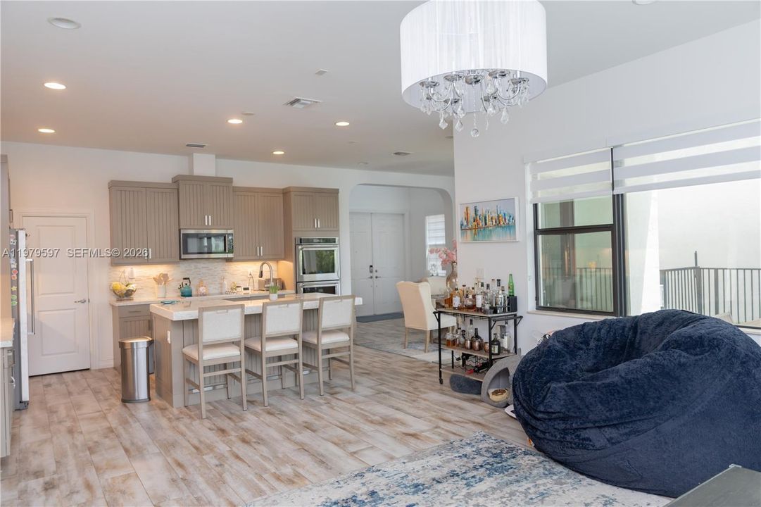 For Rent: $6,895 (4 beds, 3 baths, 2541 Square Feet)
