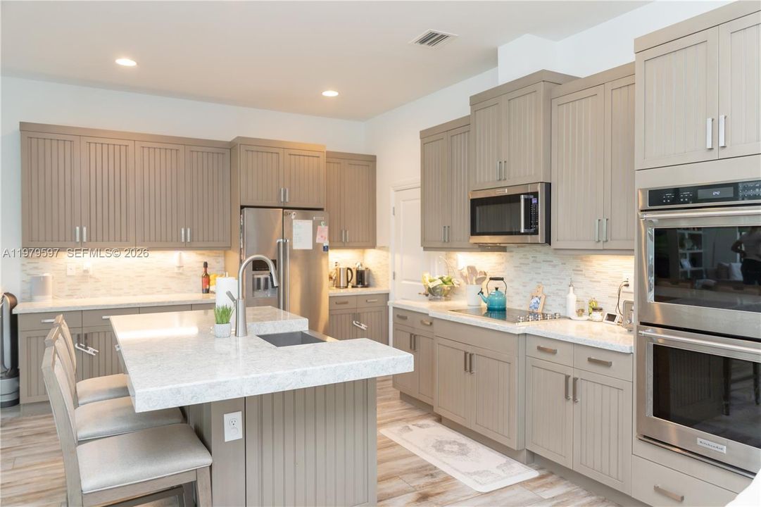 For Rent: $6,895 (4 beds, 3 baths, 2541 Square Feet)