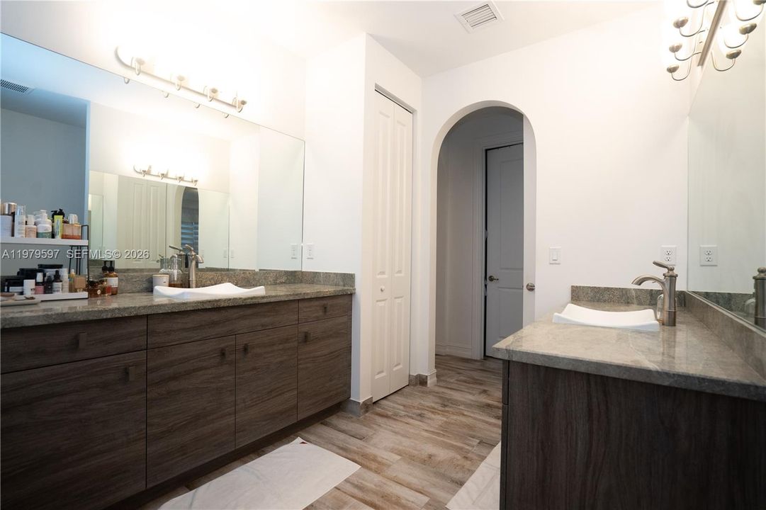 For Rent: $6,895 (4 beds, 3 baths, 2541 Square Feet)