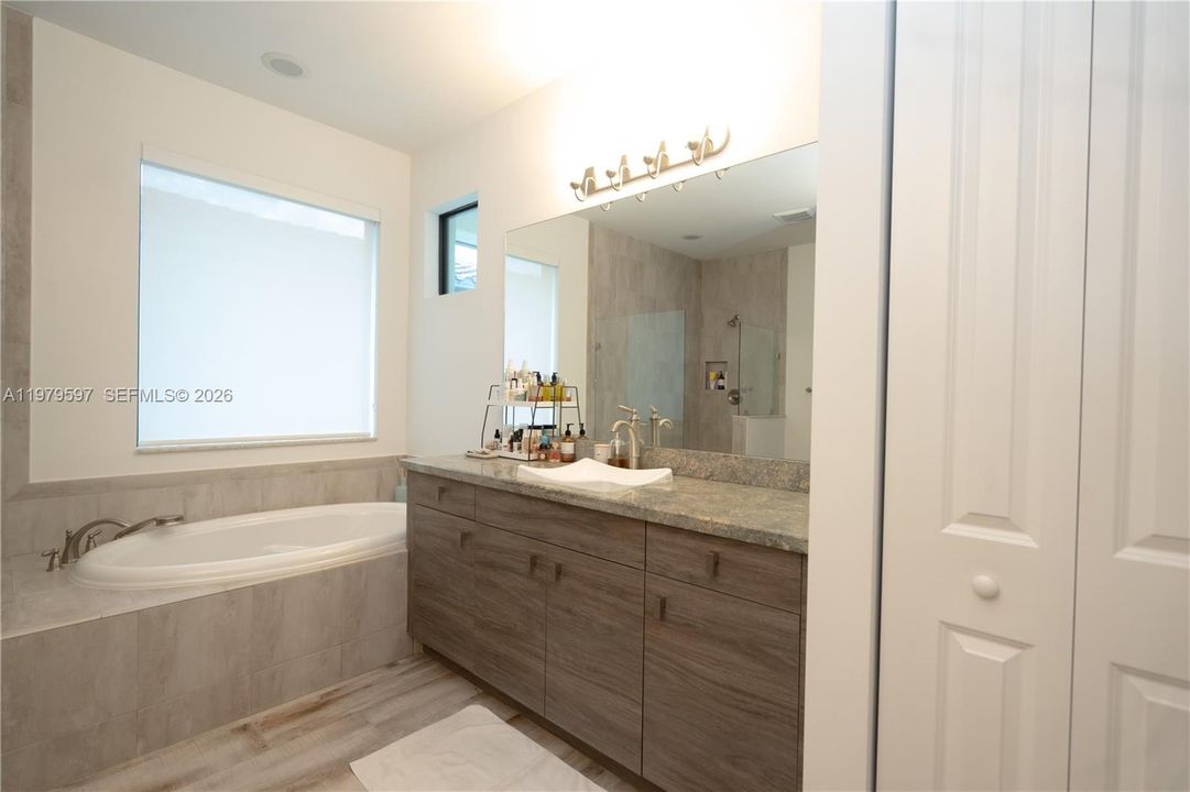 For Rent: $6,895 (4 beds, 3 baths, 2541 Square Feet)