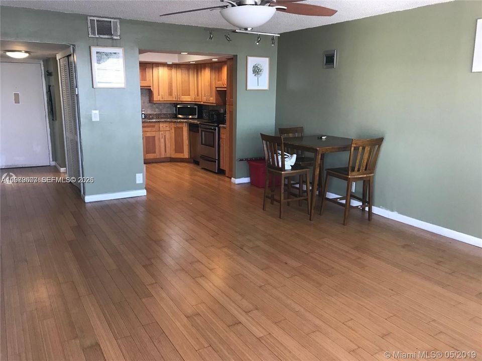 For Sale: $128,000 (1 beds, 1 baths, 790 Square Feet)