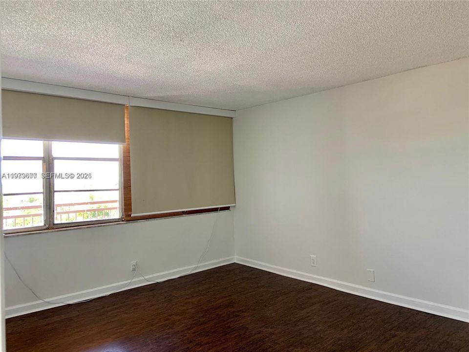 For Sale: $128,000 (1 beds, 1 baths, 790 Square Feet)