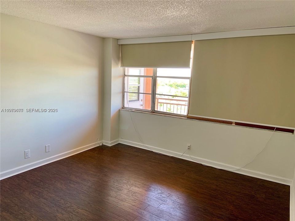 For Sale: $128,000 (1 beds, 1 baths, 790 Square Feet)