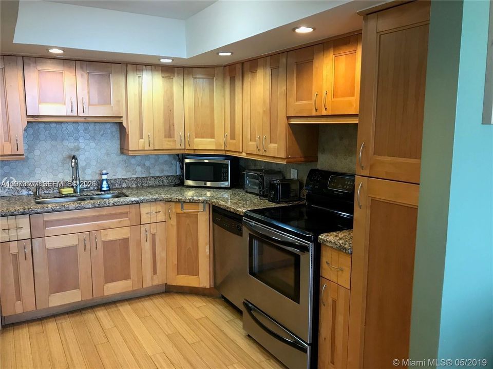 For Sale: $128,000 (1 beds, 1 baths, 790 Square Feet)