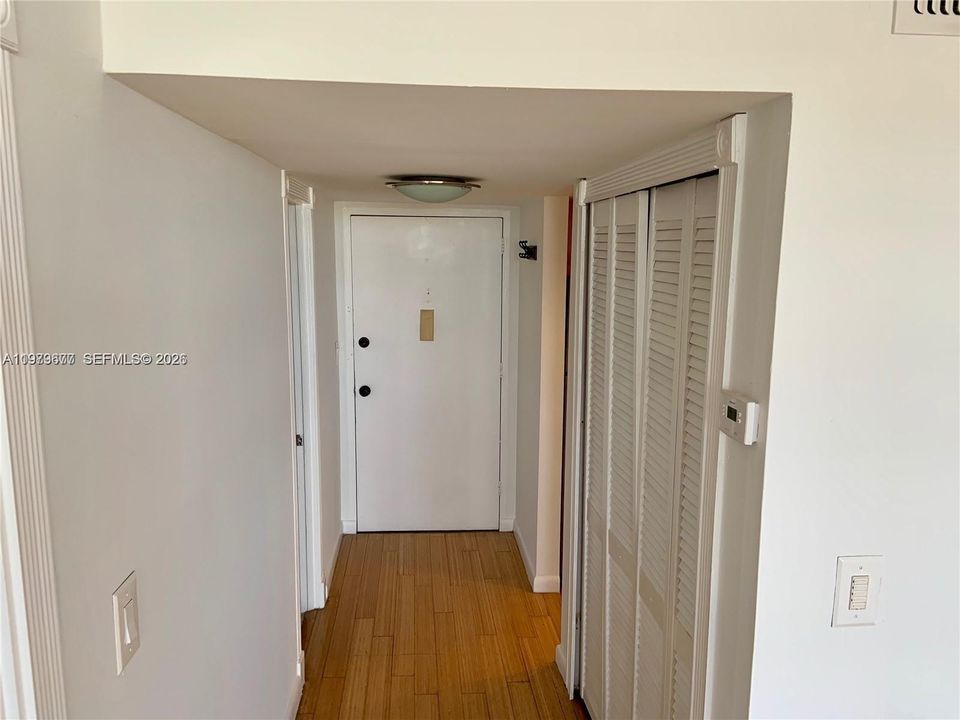 For Sale: $128,000 (1 beds, 1 baths, 790 Square Feet)