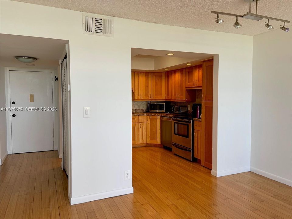For Sale: $128,000 (1 beds, 1 baths, 790 Square Feet)