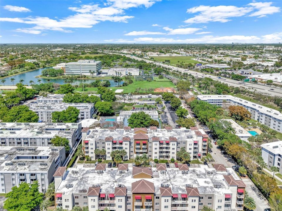 На продажу: $198,000 (2 спален, 2 ванн, 809 Квадратных фут)