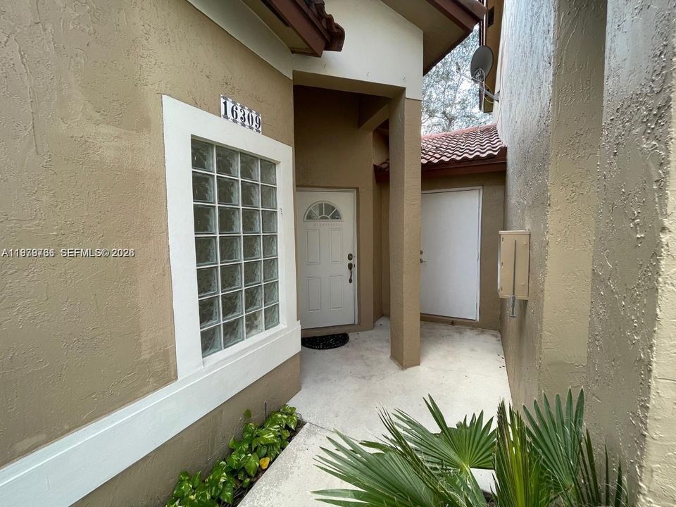 Active With Contract: $3,000 (2 beds, 2 baths, 1189 Square Feet)