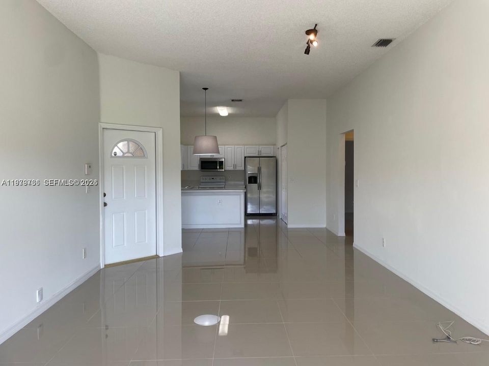 Active With Contract: $3,000 (2 beds, 2 baths, 1189 Square Feet)