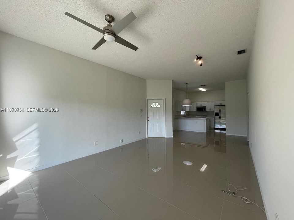 Active With Contract: $3,000 (2 beds, 2 baths, 1189 Square Feet)