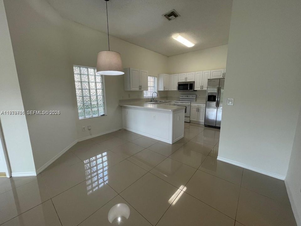 Active With Contract: $3,000 (2 beds, 2 baths, 1189 Square Feet)