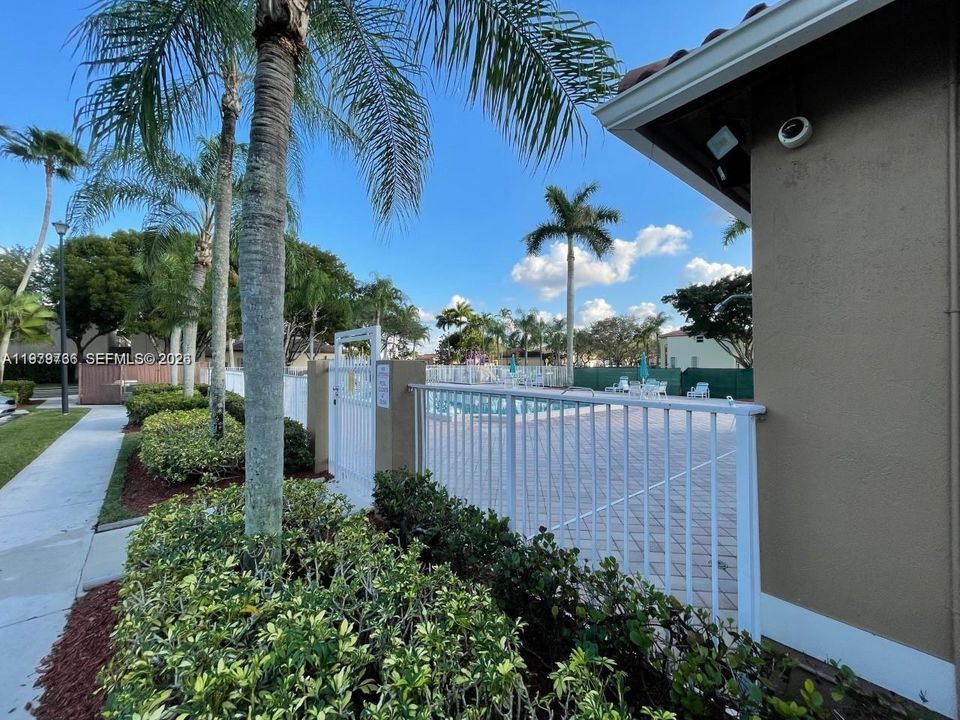 Active With Contract: $3,000 (2 beds, 2 baths, 1189 Square Feet)