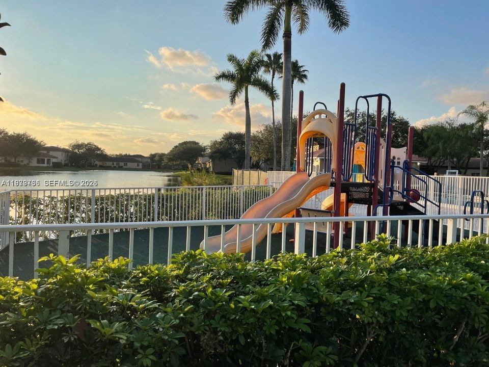 Active With Contract: $3,000 (2 beds, 2 baths, 1189 Square Feet)