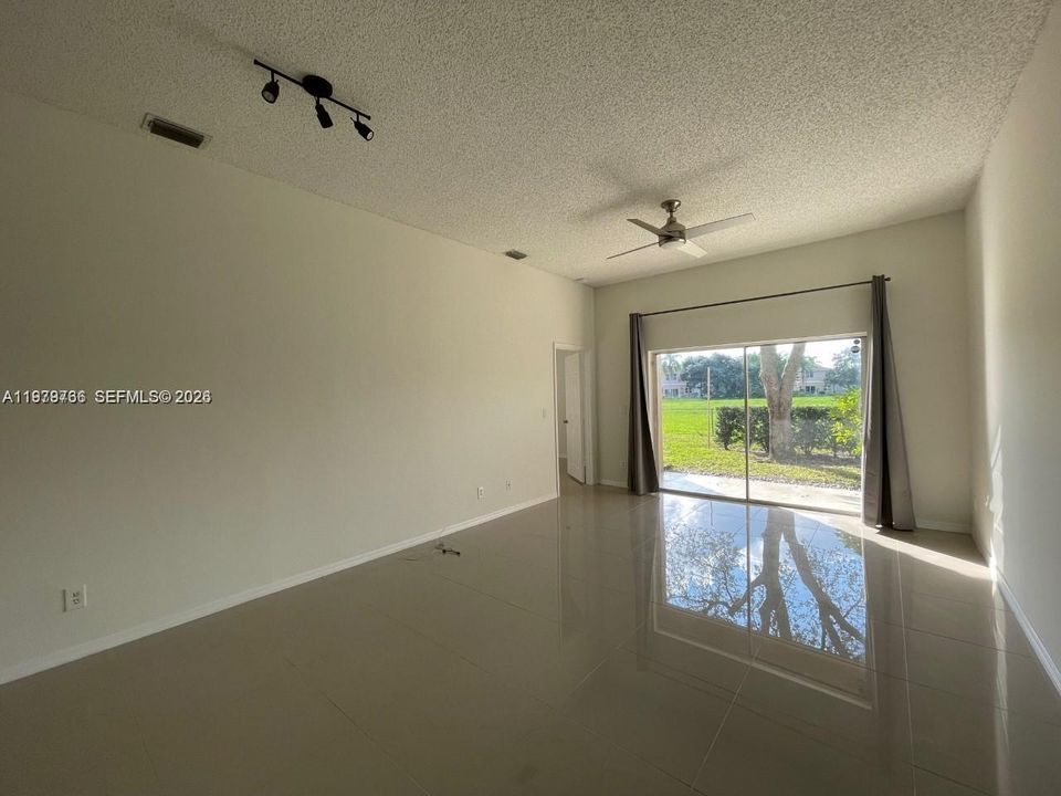 Active With Contract: $3,000 (2 beds, 2 baths, 1189 Square Feet)