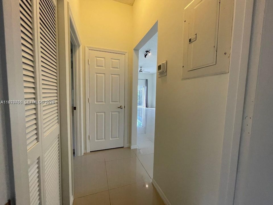 Active With Contract: $3,000 (2 beds, 2 baths, 1189 Square Feet)