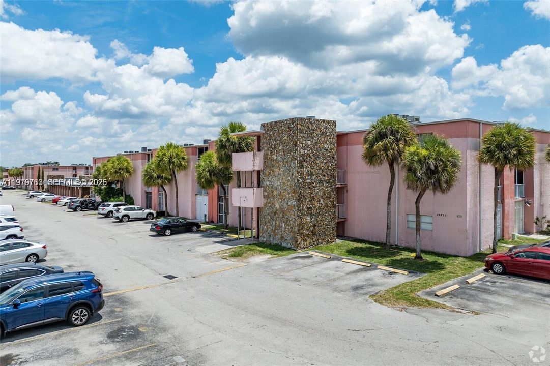 Active With Contract: $120,000 (2 beds, 2 baths, 800 Square Feet)