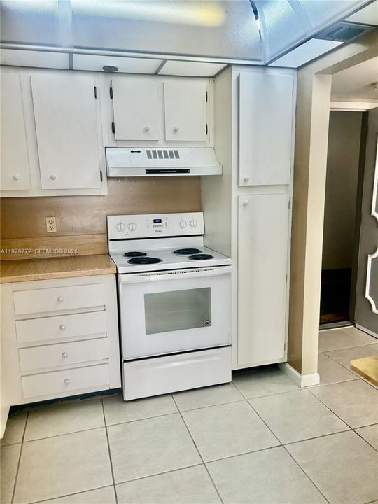 Activo con contrato: $1,600 (1 camas, 1 baños, 780 Pies cuadrados)