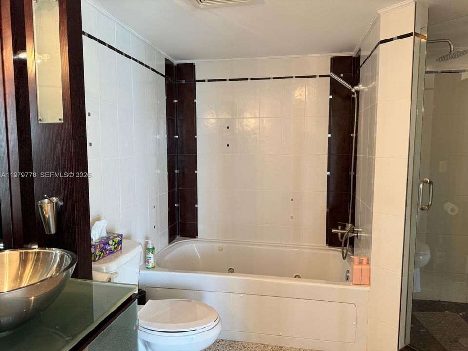 For Sale: $799,000 (1 beds, 1 baths, 1000 Square Feet)