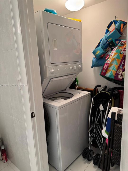 For Sale: $799,000 (1 beds, 1 baths, 1000 Square Feet)