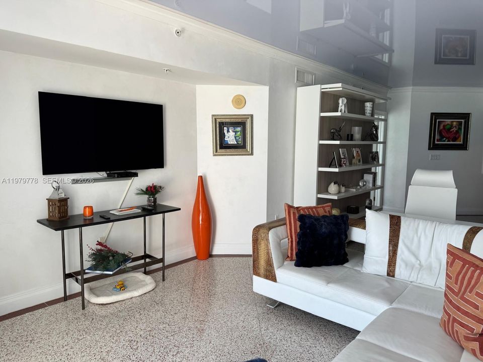 For Sale: $799,000 (1 beds, 1 baths, 1000 Square Feet)
