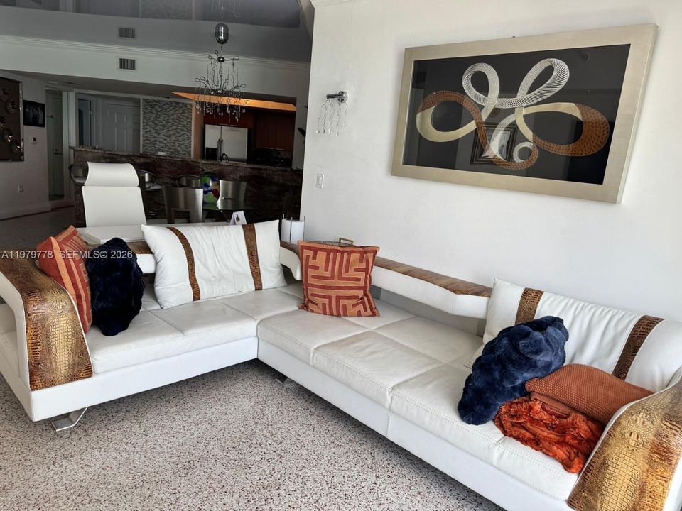 For Sale: $799,000 (1 beds, 1 baths, 1000 Square Feet)