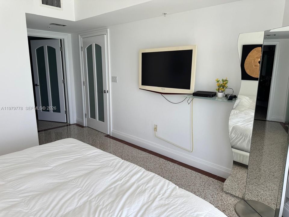 For Sale: $799,000 (1 beds, 1 baths, 1000 Square Feet)
