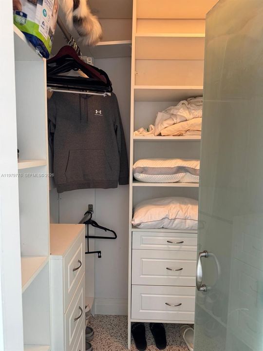 For Sale: $799,000 (1 beds, 1 baths, 1000 Square Feet)