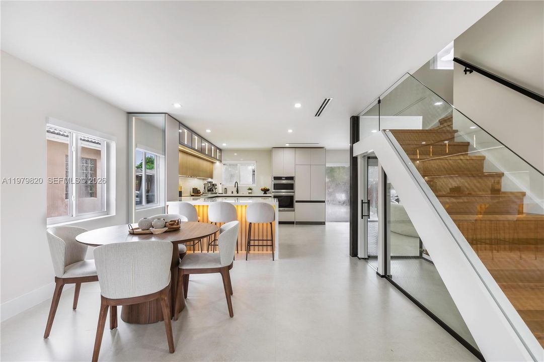 Activo con contrato: $4,300 (4 camas, 2 baños, 1839 Pies cuadrados)