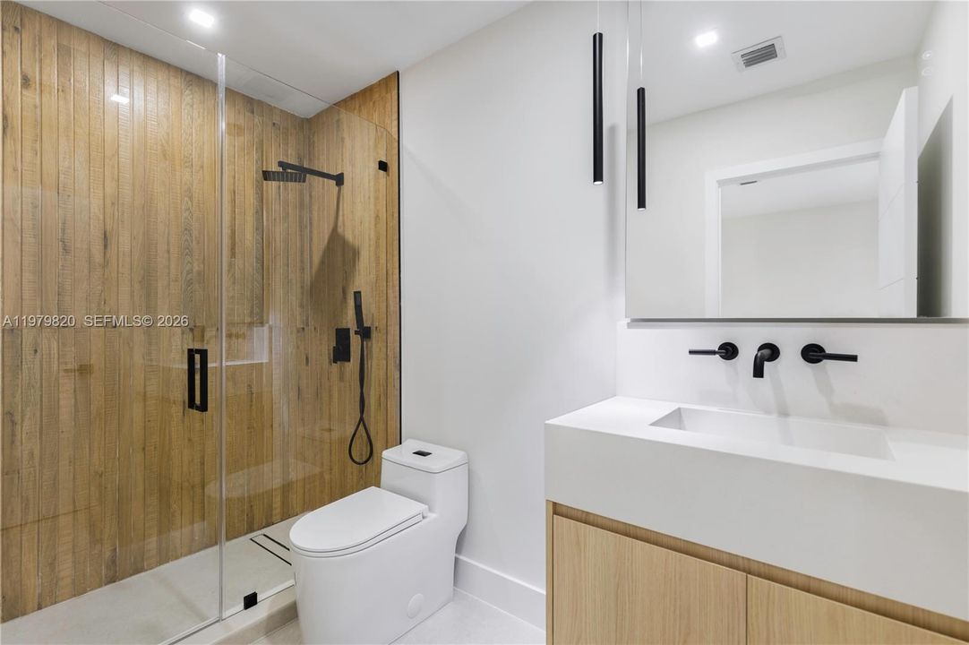Activo con contrato: $4,300 (4 camas, 2 baños, 1839 Pies cuadrados)