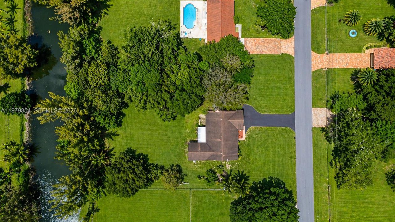На продажу: $1,275,000 (4 спален, 2 ванн, 2044 Квадратных фут)