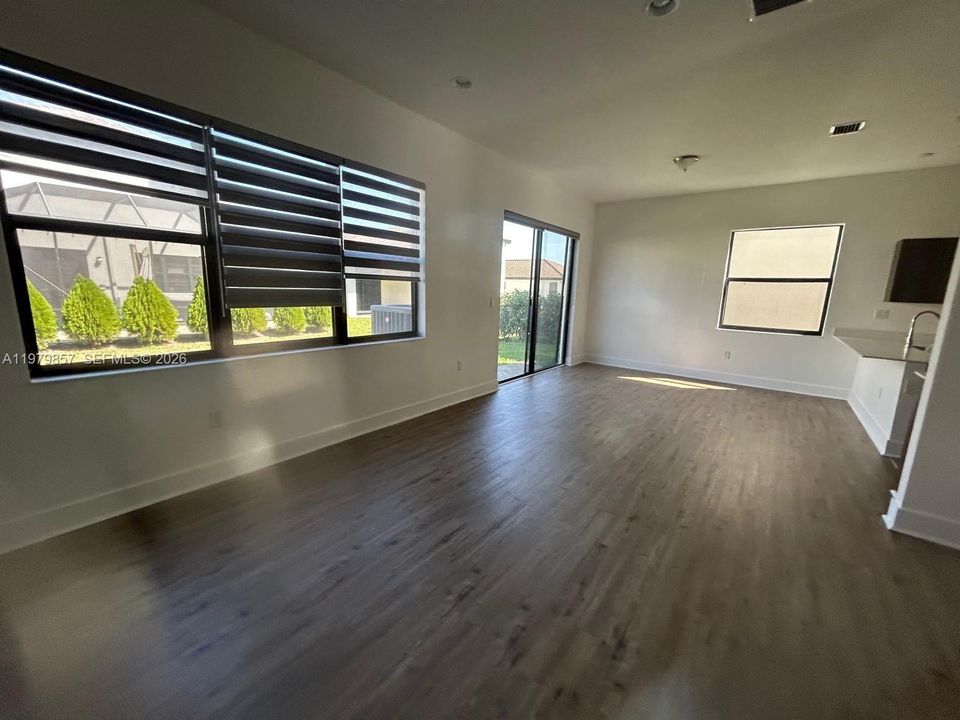For Rent: $2,200 (3 beds, 2 baths, 1958 Square Feet)