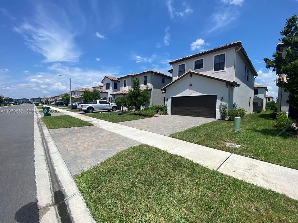 For Rent: $2,200 (3 beds, 2 baths, 1958 Square Feet)
