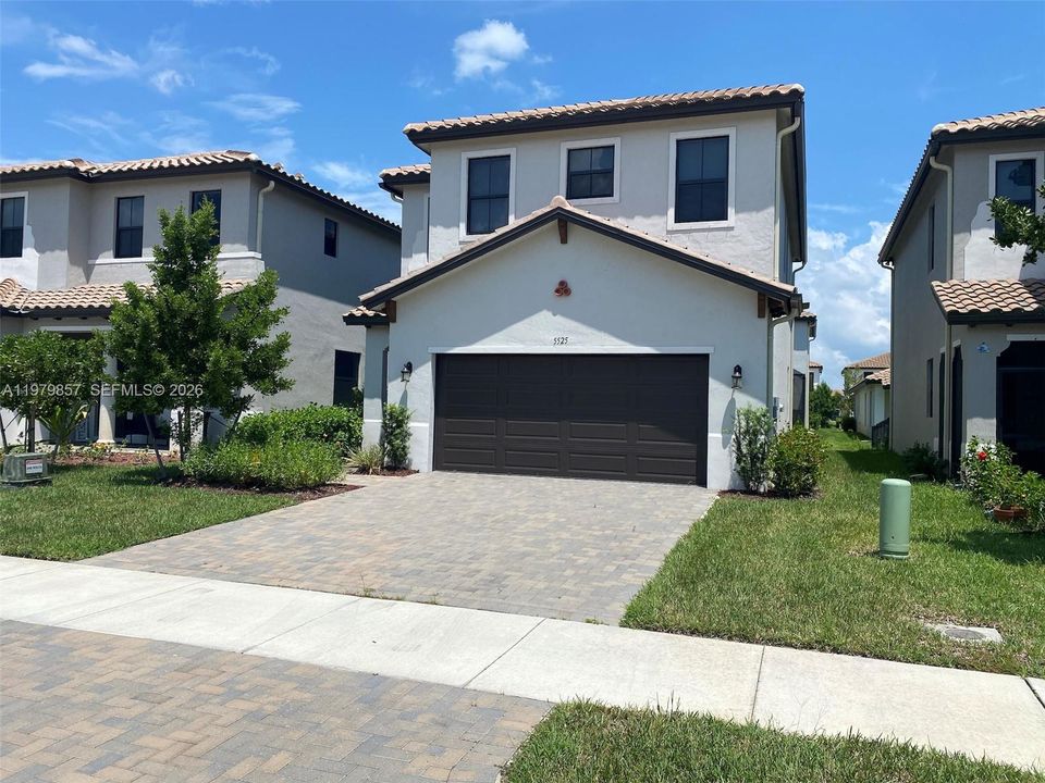 For Rent: $2,200 (3 beds, 2 baths, 1958 Square Feet)