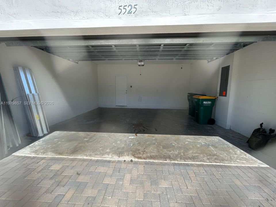 For Rent: $2,200 (3 beds, 2 baths, 1958 Square Feet)