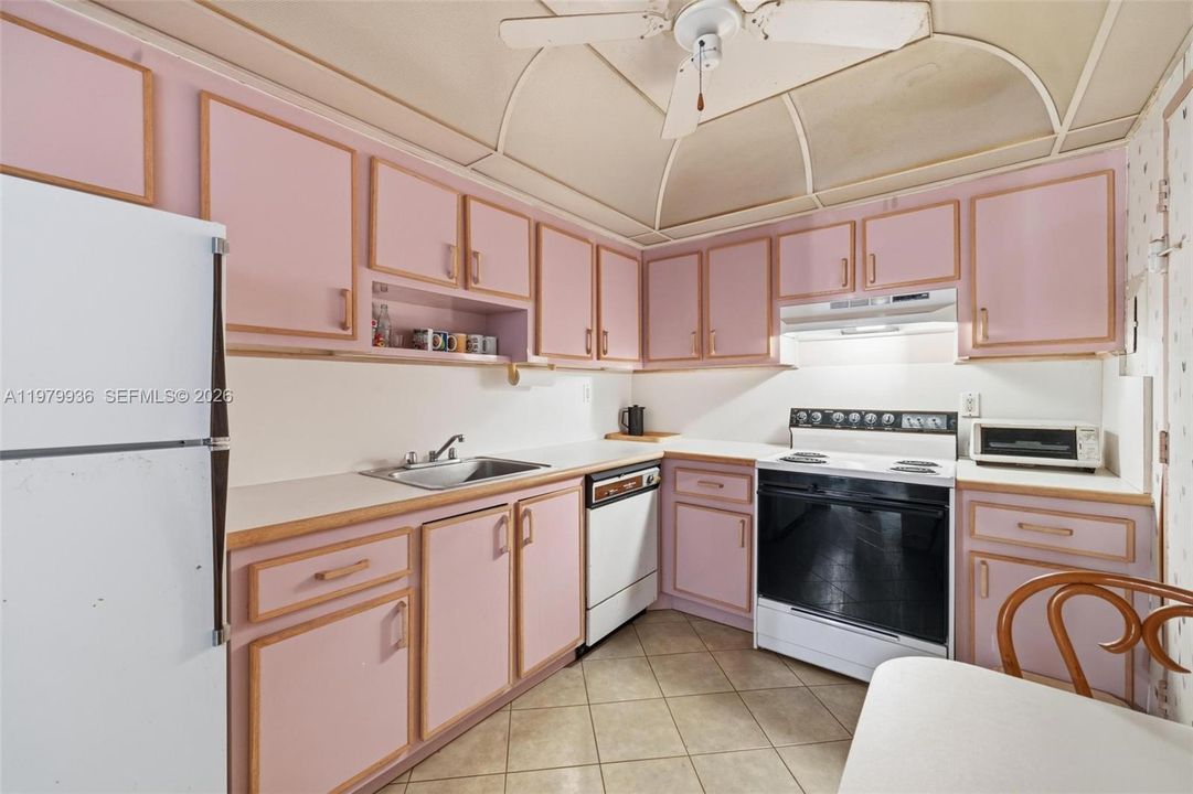 For Sale: $428,000 (1 beds, 2 baths, 918 Square Feet)