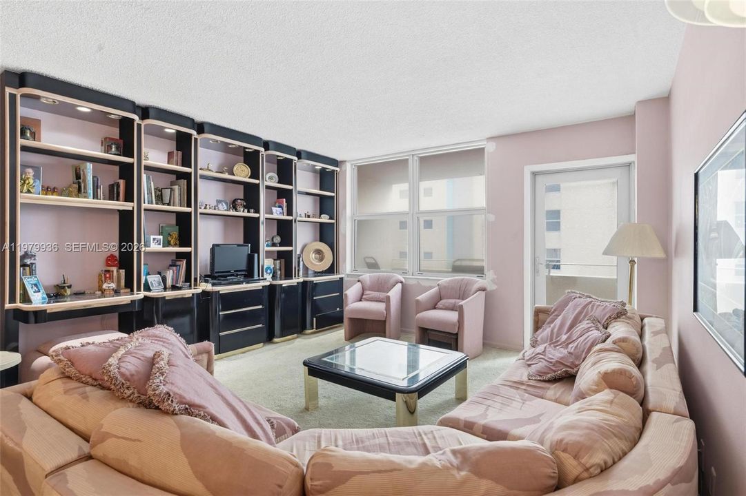 For Sale: $428,000 (1 beds, 2 baths, 918 Square Feet)