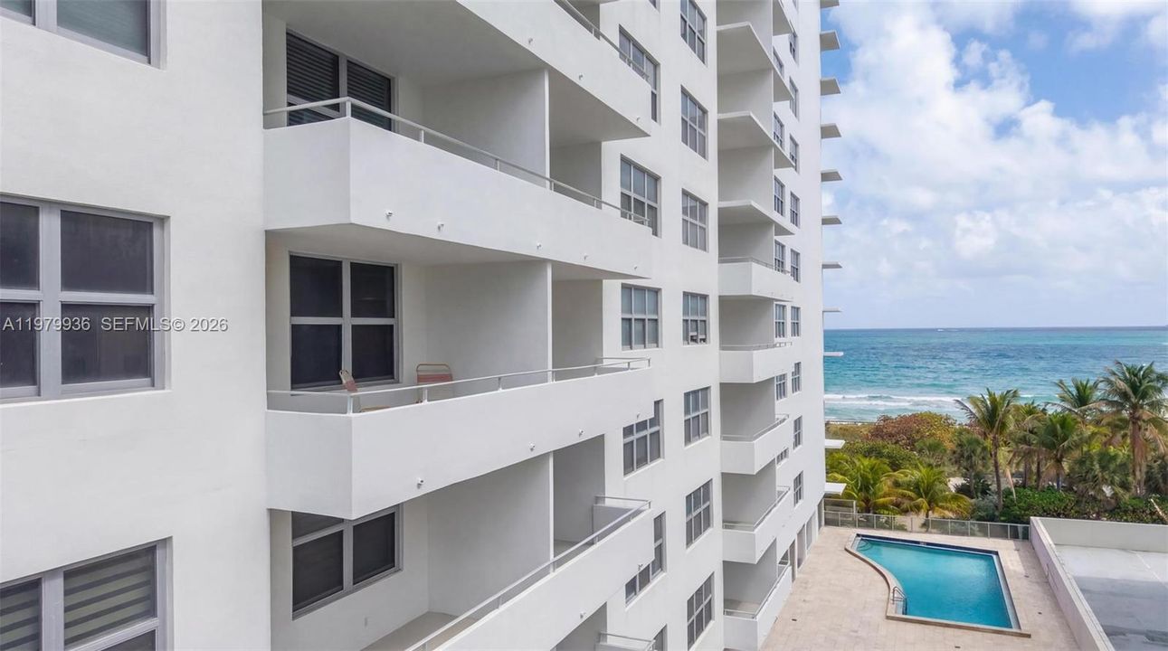 For Sale: $428,000 (1 beds, 2 baths, 918 Square Feet)