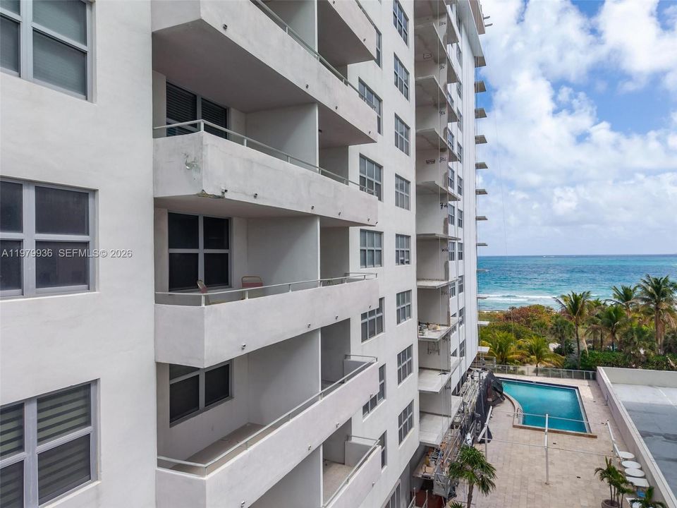For Sale: $428,000 (1 beds, 2 baths, 918 Square Feet)