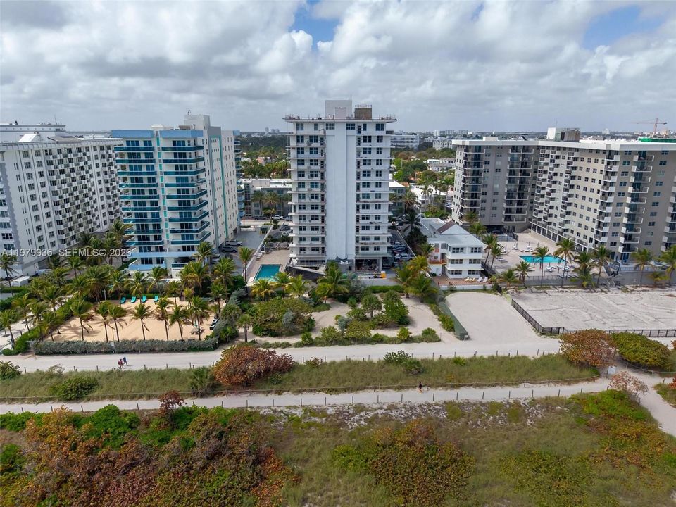 For Sale: $428,000 (1 beds, 2 baths, 918 Square Feet)