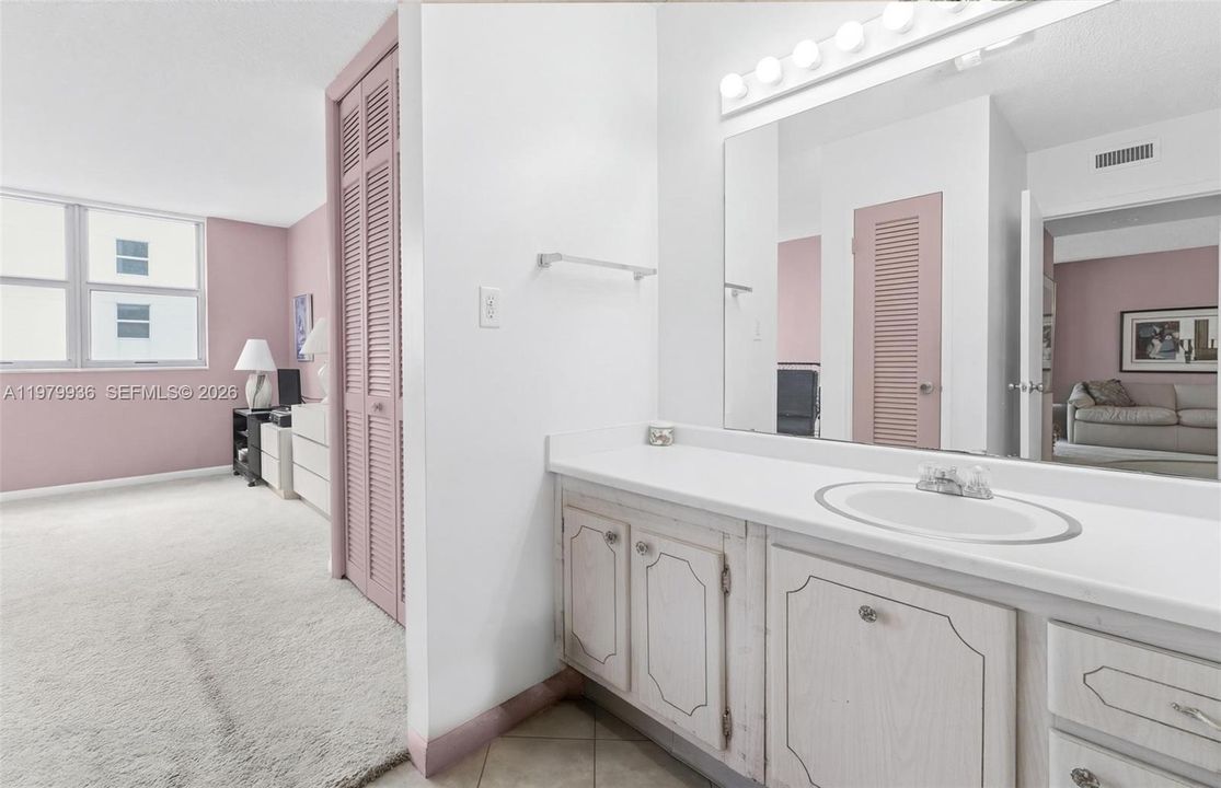 For Sale: $428,000 (1 beds, 2 baths, 918 Square Feet)