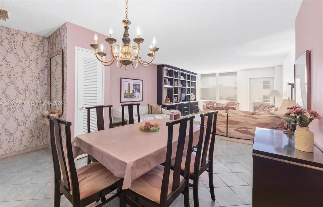 For Sale: $428,000 (1 beds, 2 baths, 918 Square Feet)