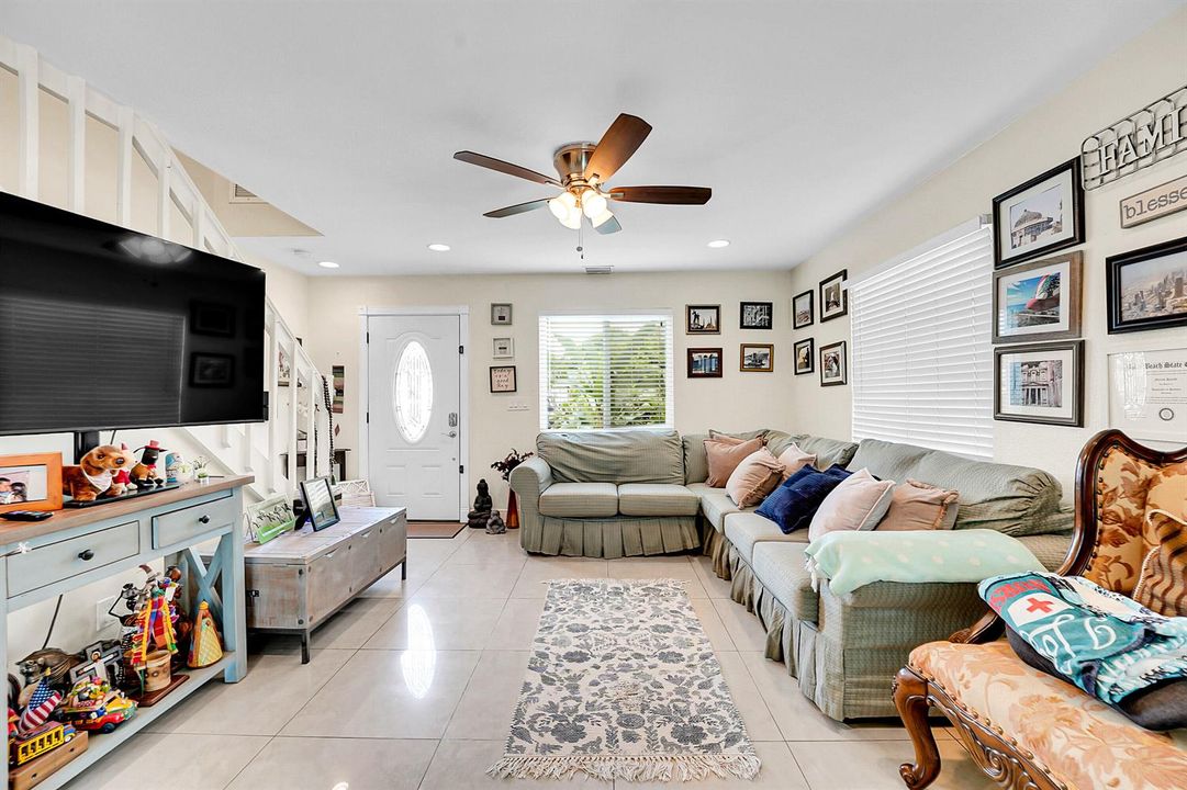 Unit1livingroom1b